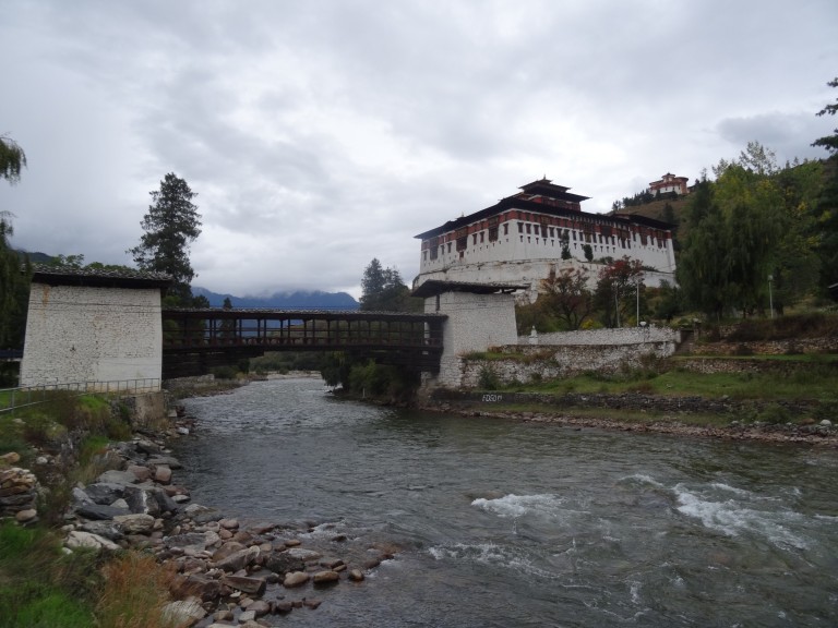 Le pont conduisant au dzong